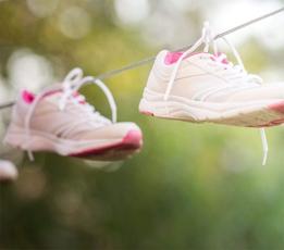 cách làm khô giày hiệu quả