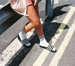 Điểm danh top 6 mẫu dép hot nhất được giới trẻ săn đón trong mùa hè này