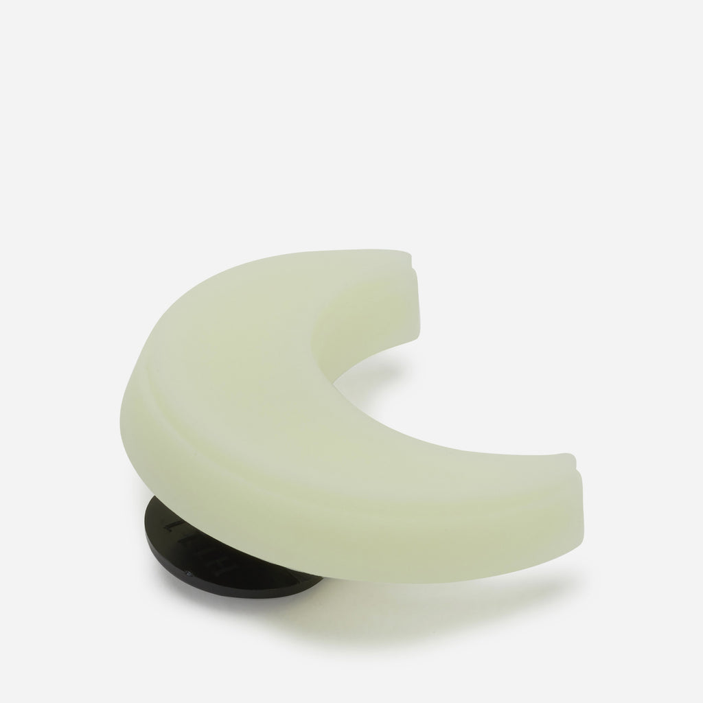 Phụ Kiện Jibbitz™ Glow In The Dark Crescent Moon - Vàng - Supersports Vietnam